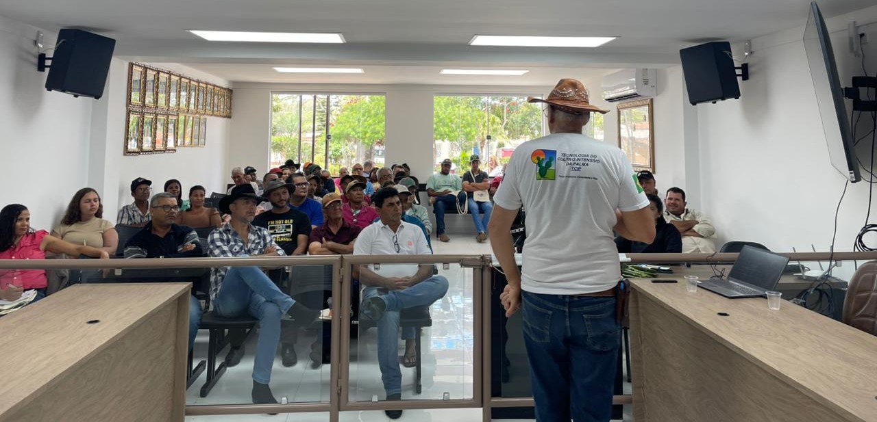 Câmara Municipal recebe Palestra sobre o Cultivo Intensivo da Palma, ministrada pelo Professor Paulo Suassuna