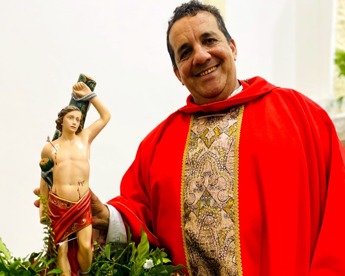 Com Moção de Aplausos, o Vereador Alex Gomes (PDT) parabeniza o Padre Fábio Bastos, Vigário da Paróquia de Maracás pelos serviços prestados ao município	