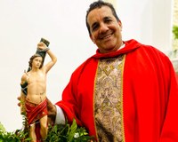Com Moção de Aplausos, o Vereador Alex Gomes (PDT) parabeniza o Padre Fábio Bastos, Vigário da Paróquia de Maracás pelos serviços prestados ao município	