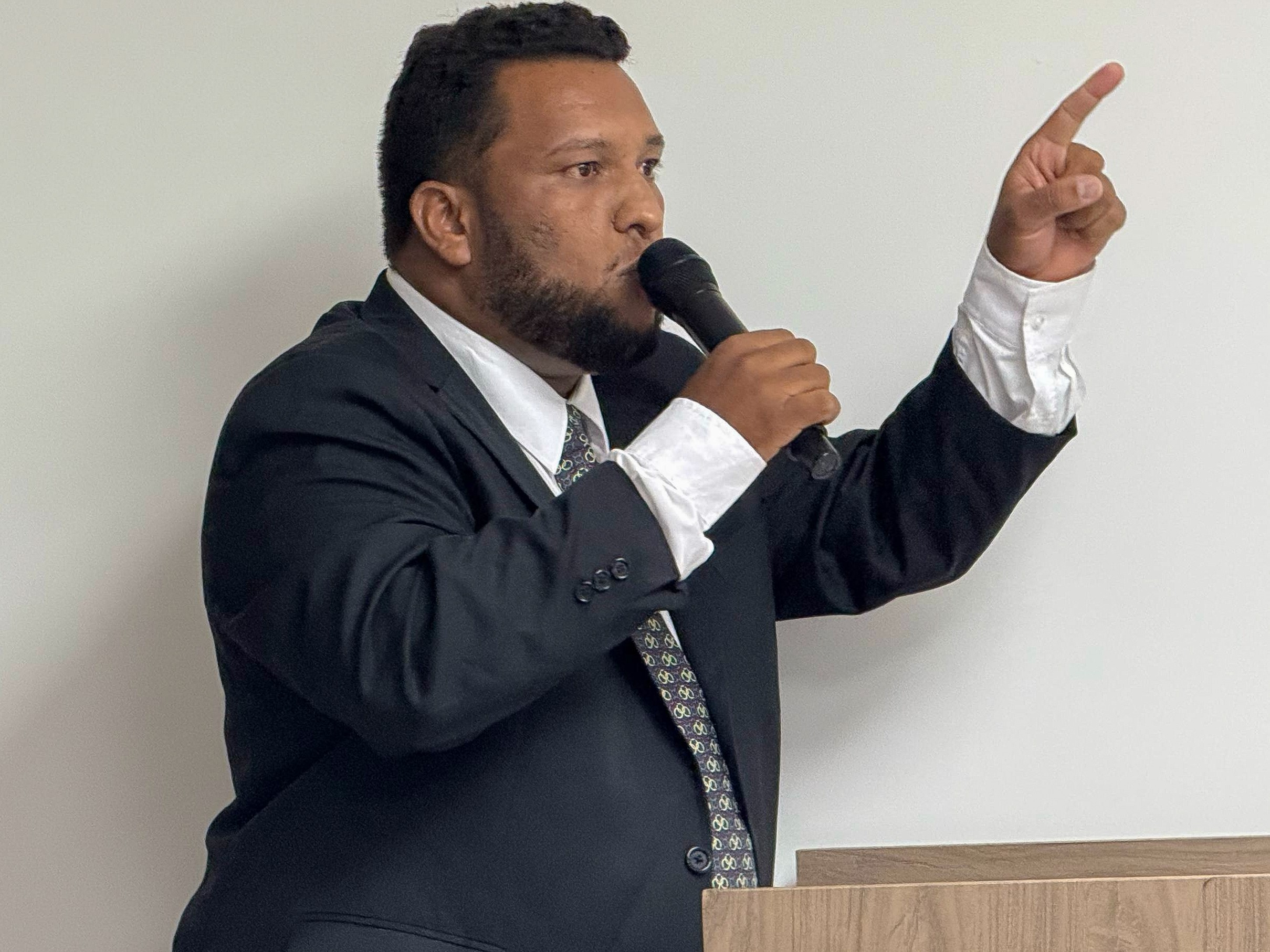 Vereador Alex Gomes (PDT) indica ao Executivo a instalação de placas com identificação de logradouros no Loteamento Beija Flor e outras localidades em Maracás
