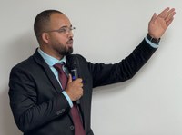Vereador Hellyan Gonçalves (PSD) indica ao Executivo a criação de um ponto de apoio para as pessoas da Zona Rural, que vêm pegar o ônibus da saúde para Salvador	